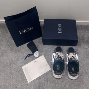 Dior b30  - Säljer mina dior b30 då dem var för små för mig, skicket är väldigt bra bara använda några gånger. Är intresserad av byten så skriv vad ni har.