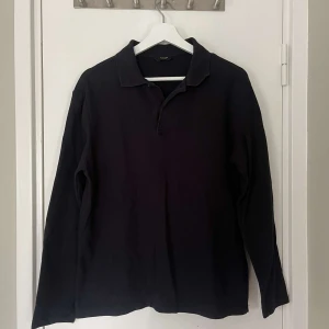 Svart långärmad pikétröja Massimo Dutti - Klassisk navy blå pikétröja från Massimo Dutti. Storlek M. I gott skick. 