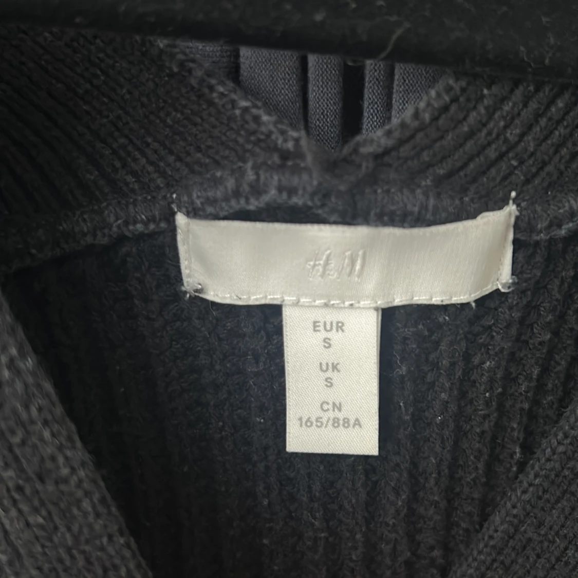 Svart stickad kofta från H&M - 1