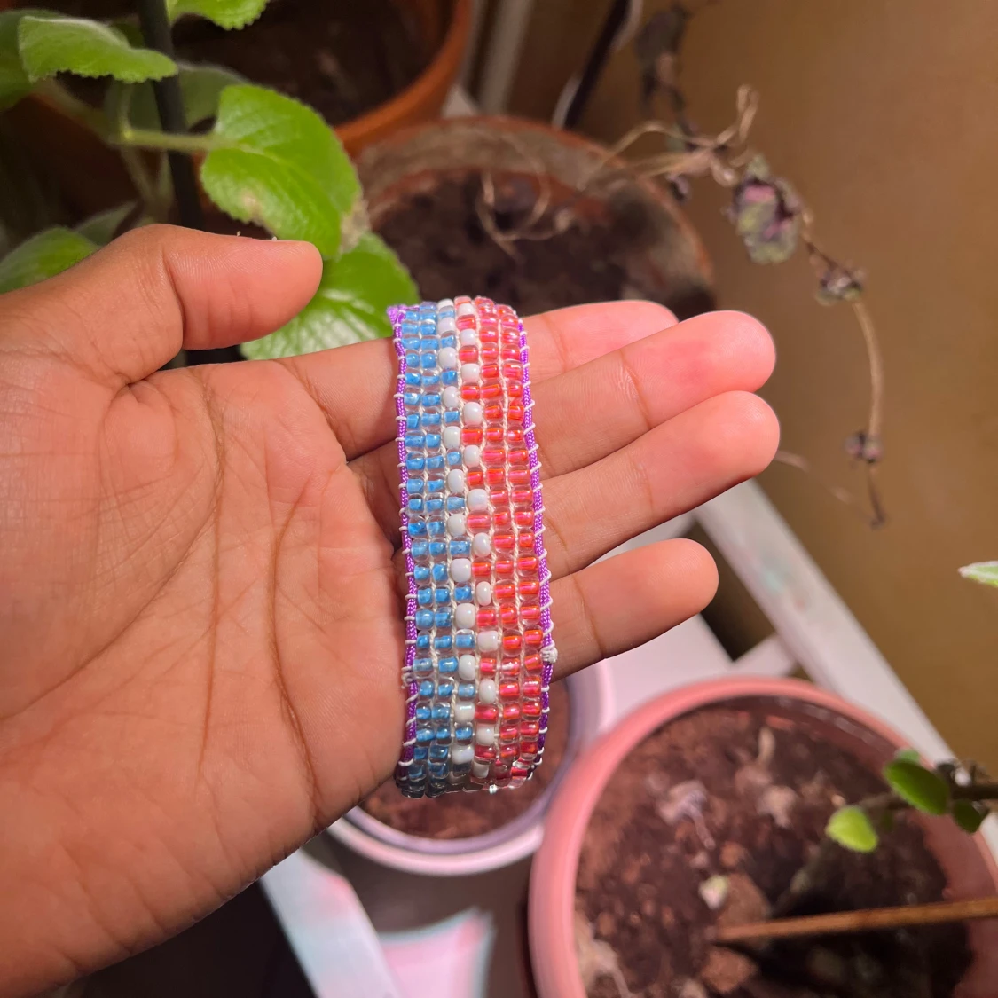 Färgglatt pärlarmband med snörning - 1
