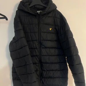 Svart höst/vår jacka från Lyle & Scott - Svart höst/vår jacka från Lyle & Scott. Jätte skön att ha på sig, väger knappt nått. 