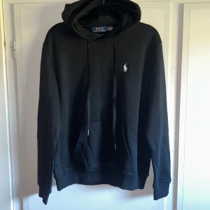 Svart hoodie från Polo Ralph Lauren - Ralph Lauren hoodie, svart, storlek m men sitter som s – som ny! Använd endast 1–2 gånger. Klassisk och stilren modell som passar alla tillfällen. Snabb leverans – skickas samma dag!