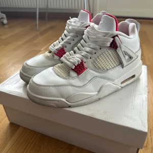Nike Air Jordan 4 Retro Red metallic - Säljer ett par Nike Air Jordan 4 Retro Red Metallic, lite använd skick som ni ser men sköna skor, snygga. Vet inte riktigt vad de går för men släng iväg ett bud
