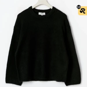 Svart stickad tröja från Gina Tricot - En svart, mjuk stickad tröja från Gina Tricot med rund halsringning och långa ärmar. Tröjan har en klassisk, lite loose passform och ribbade muddar vid ärmslut och nederkant. Perfekt för lager-på-lager under kyliga dagar.