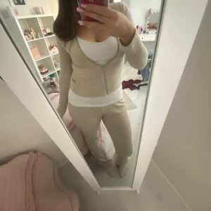 Beiga ribbade mjukisbyxor - Beiga byxor och en beige kofta, använt ett få tal gånger! 