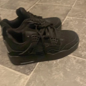 jordan 4 black cats - säljer ett par jordan 4s black cats, inte min stil så har inte kommit till användning, dom är inte äkta, därav priset !! har inte heller skolådan.