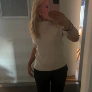 Beige ribbad topp med fyrkantig hals - Jättefin kortärmad beige topp, perfekt nu till hösten. Bilderna är lånade. Man kan bära den åt båda hållen