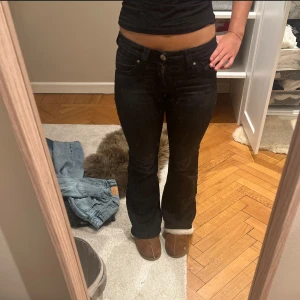 Svarta bootcut jeans Gina Tricot 158 - Svarta jeans från Gina Tricot i storlek 158. Jag är ca165 men de passar mig i längden ändå !Modellen har bootcut-ben, låg midja och klassiska femficksdetaljer med snygga bakfickor med knapp. Jeansen är i stretchigt bomullsmaterial och har dragkedja och knapp framtill.