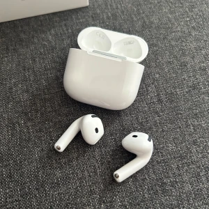 Airpod gen 4 - Säljer dessa då jag fick dom i present och dessa inte heller kommer till användning😆helt oanvända! Bvsa!
