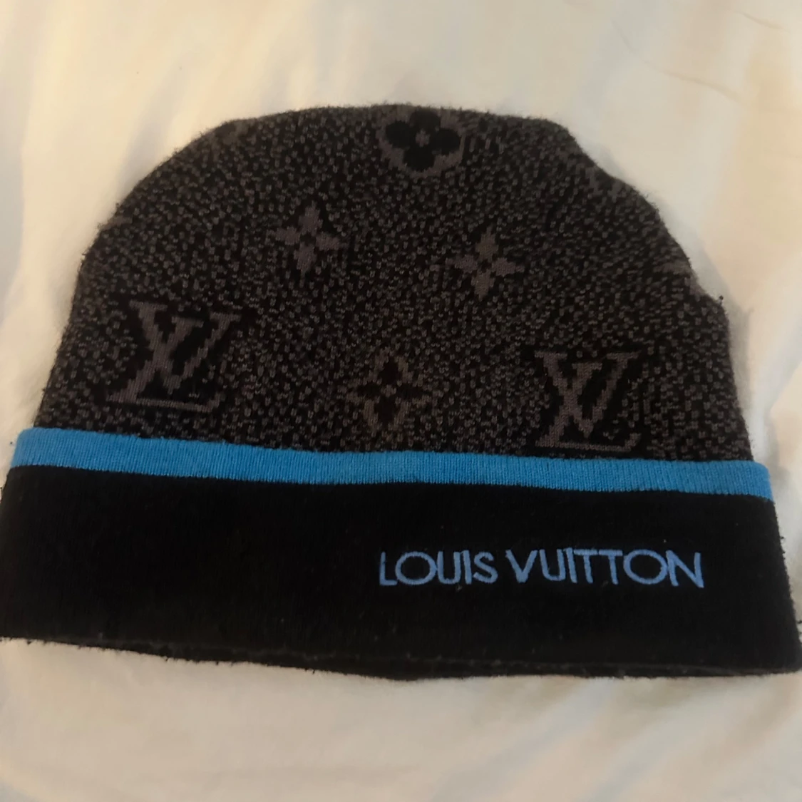  svart designer mössa med blå kant