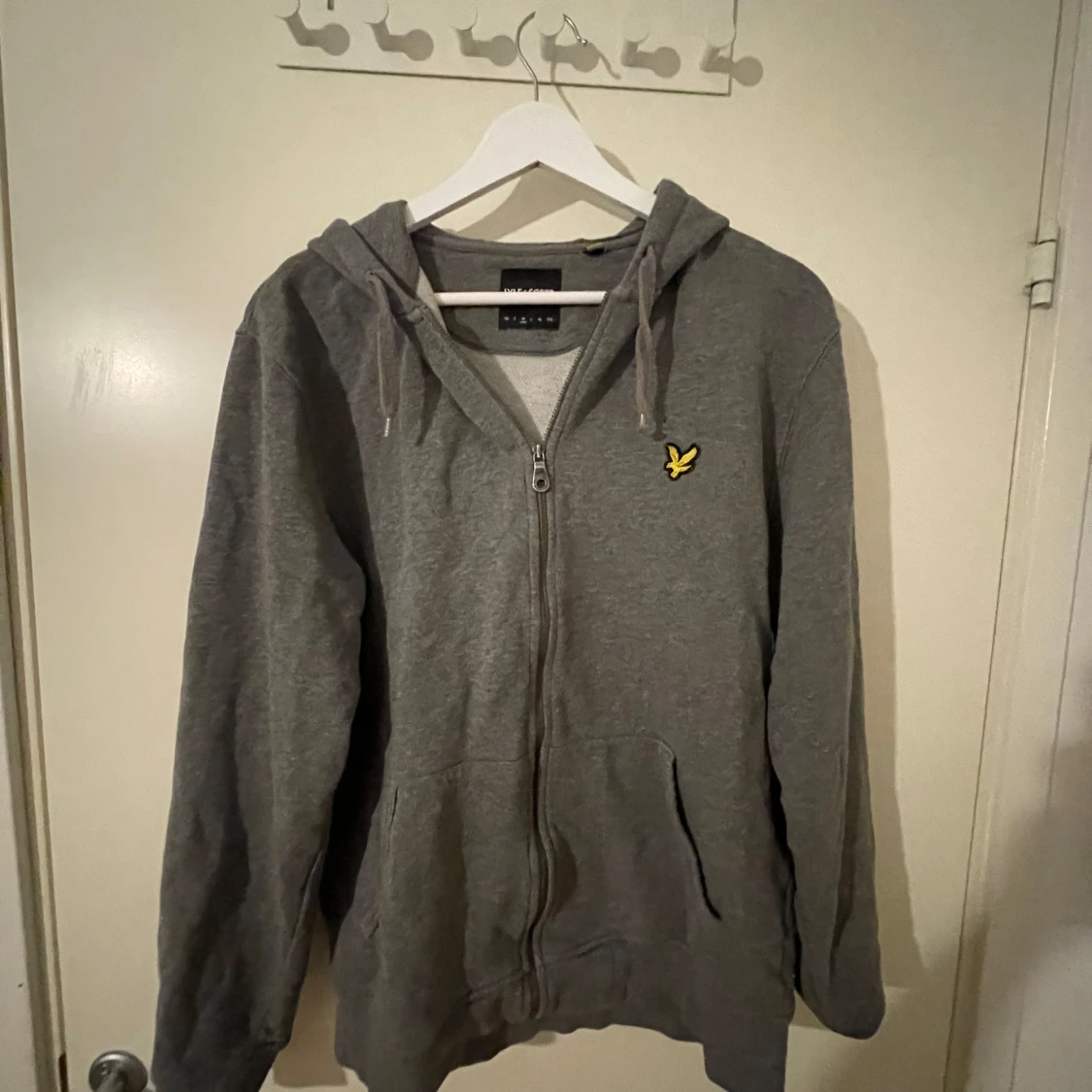 Grå hoodie från Lyle & Scott