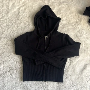 Snyggt mjukis sett ❤️ - Svart hoodie i stickat material med ribbad nederkant och långa ärmar. Tröjan har huva och dragkedja framtill, vilket gör den enkel att ta på och av. Perfekt för dig som gillar en chill och enkel stil. Passar dig som vill ha en basic men snygg tröja. Och ett par lika sköna byxor som matchar med tröjan jätte bra kvalitet 