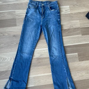 Bootcut  jeans  - Snygga blå jeans från Bubbleroom med bootcut passform och slitsar nertill på benen. Storlek 40 men är mer en 36/38 då jag som har 38/40 inte kan ha dom