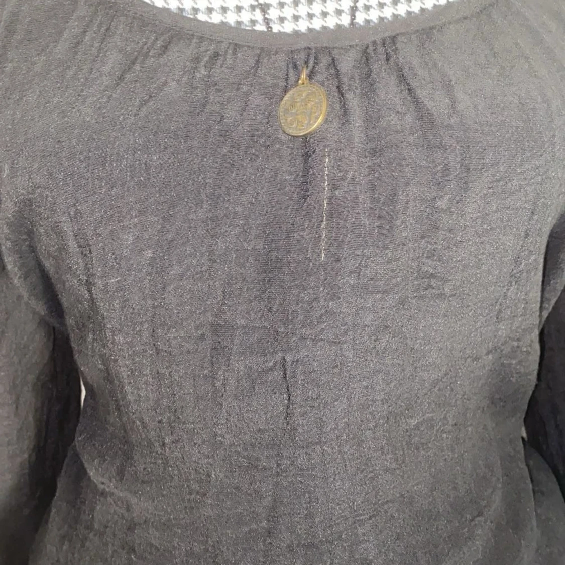 Svart kort klänning med spetsdetaljer - 3