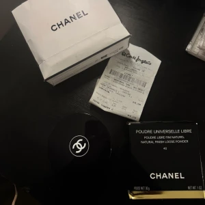 Chanel Poudre Universelle Libre 40 - Pudret är helt nytt köptes i Spanien från chanels egna butik i mall för 1,5 månad sedan, har aldrig öppnat den som man kan se på bilderna. Säljer den då jag har detta puder i 3 andra nyanser satt en 4 behövs inte. Pudret ger en otrolig finish och håller väldigt länge den är även 30g! Det ingår även en puder puff, kvitto och påse. Klicka gärna inte på köp nu utan att ha kontaktat mig innan, men hör gärna av dig vid intresse. Observera att prutning kommer inte svaras på.🩷
