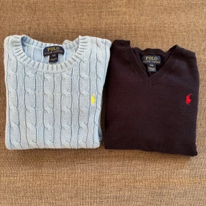 Ljusblå kabelstickad tröja Polo Ralph Lauren storlek 152 - Storlek 152 eller s på båda. Supersnygg ljusblå kabelstickad tröja från Polo Ralph Lauren med rund halsringning och gul broderad logga på bröstet. Tröjan har långa ärmar och ribbade muddar för en klassisk look. Perfekt för dig som gillar preppy stil.