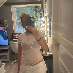 Rosa t-shirt - Säljer en enkel rosa t-shirt💕💘med mjukt material och stretchigt material!🫰🥰💘