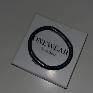 Midnight Silver Braid från Onewear - Blått Läderarmband med lite silver detaljer. Lätt att få på och av! Armbandet är 19 cm👍         Armbandet kommer i en presentbox… Det är i ett väldigt bra skick ingen synlig defekt! Nypris 230 kronor och mitt pris 150! Pris kan diskuteras// NuovoWardrobe
