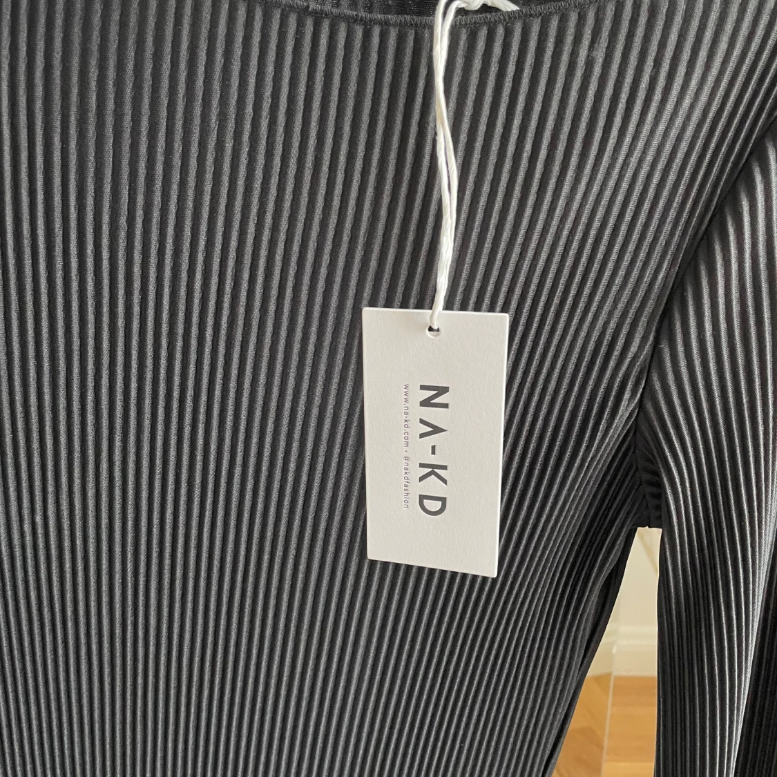 Svart ribbad kortklänning från NA-KD - 3