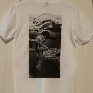 T shirt med tryck ”No risk No rari” - No risk No rari T-shirt  Storlek - Medium! Helt ny! Finns även i Small🥂🌞