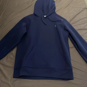 Marinblå hoodie från Polo Ralph Lauren - Helt oanvänd säljer pga att den är för stor 