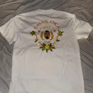 Casa blanca thsirt - Riktigt skön casa blanca tröja med bra kvalitet. Skriv via intresse, vid snabb affär kan sänka priset lite.(den är ny är bara rinklig på bild)