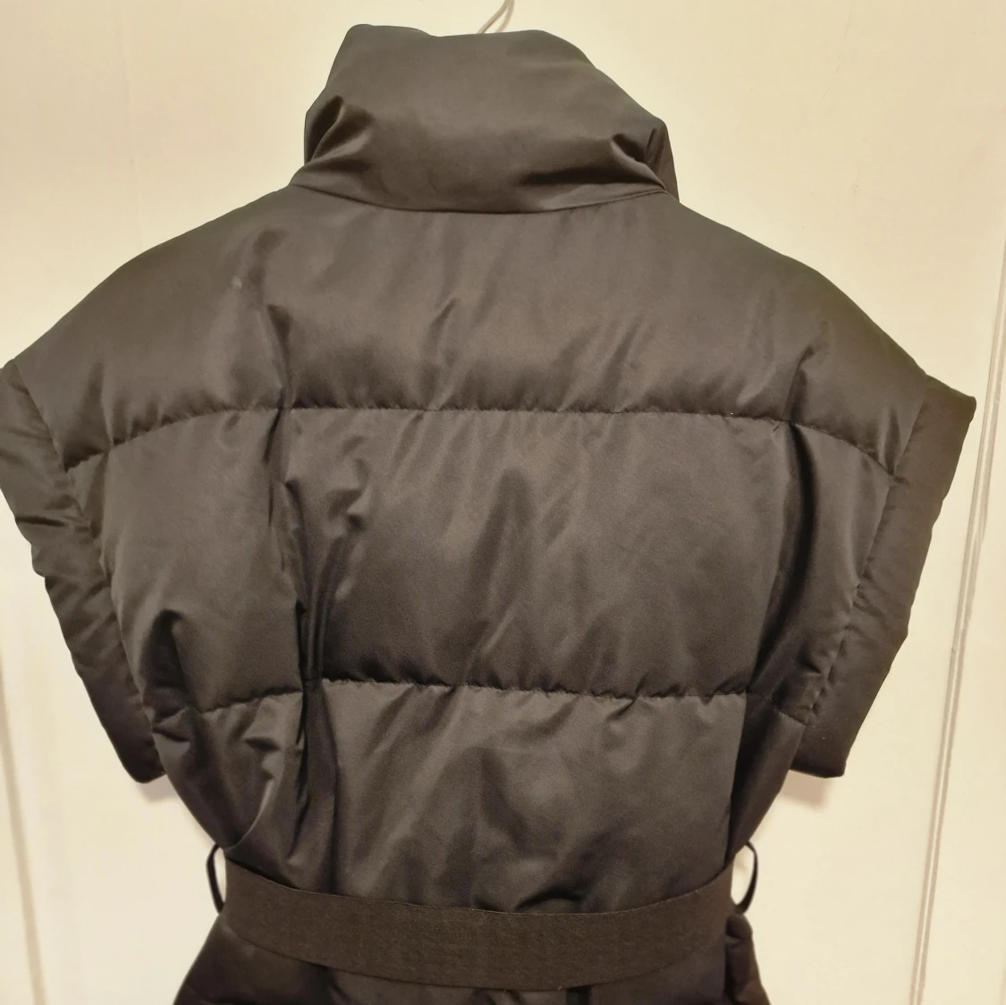 Svart dunväst från NA-KD med bälte - 2