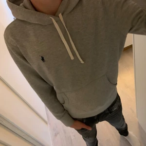 Hoodie från Ralph lauren  - Grå hoodie från Ralph lauren, storlek S, topp skick, skriv vid några funderingar 👍