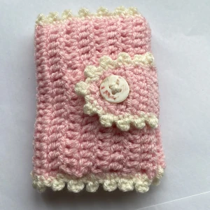 Virkad plånbok - Rosa virkad plånbok med knapp. Innehåll medföljer ej💕