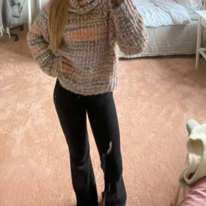 Pastellfärgad stickad tröja Lindex - Supermysig stickad tröja från Lindex i pastelliga toner av rosa, gul, lila och grå. Tröjan har en loose fit, hög krage och långa ärmar. Perfekt för dig som gillar en chill och färgglad vibe till hösten eller vintern.