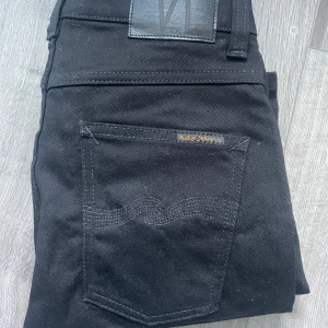Svarta jeans från Nudie Jeans - Snygga svarta jeans från Nudie Jeans, storlek 29/32. Riktigt snygga! Väldigt bra skick, Grim tim= Slim, hör av dig vid funderingar!😃