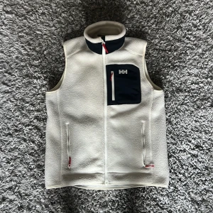 Vit fleeceväst från Helly Hansen - Säljer nu en riktigt fräsch Helly Hansen fleece väst som inte finns längre, lite stor i storleken men överigt riktigt najs. [Skick: 9/10] [Mitt pris: 1100] Hör av er vid frågor och funderingar. Priset går att diskutera. 