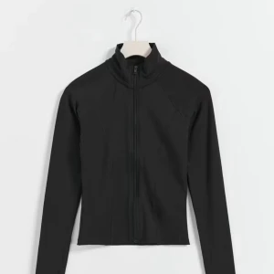 Marinblå ziptröja från Gina tricot - Säljer en marinblå långärmad ziptröja från Gina tricot. Tröjan har hög krage, hel dragkedja framtill och är figurnära i modellen. Liknar lululemons define jacket💙 Perfekt för lager-på-lager och funkar lika bra till jeans som till träningsbyxor. Storlek M men skulle säga att den passar som en storlek S