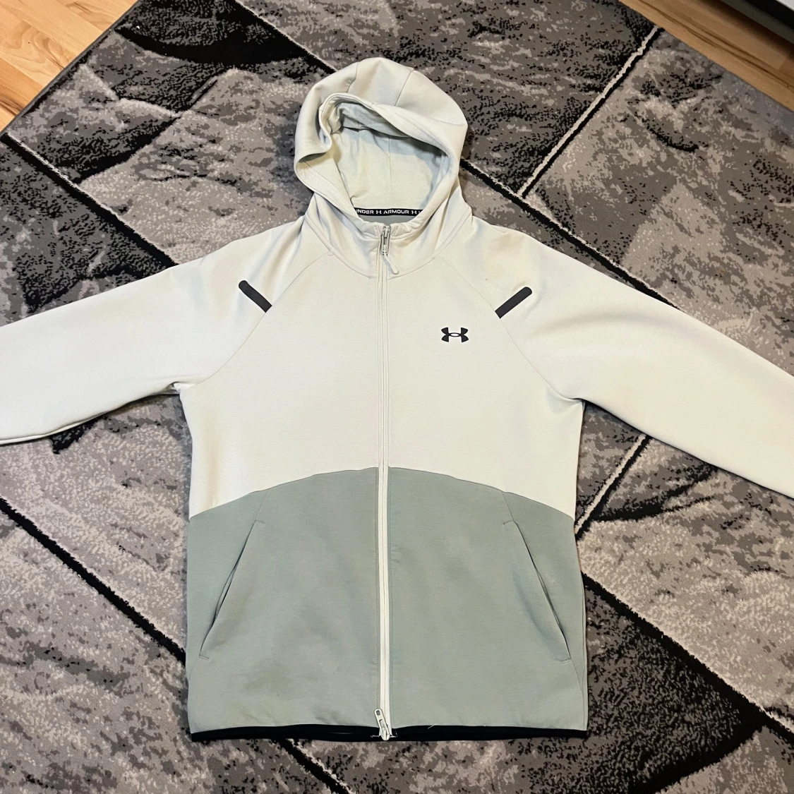 Under Armour hoodie i ljusgrått