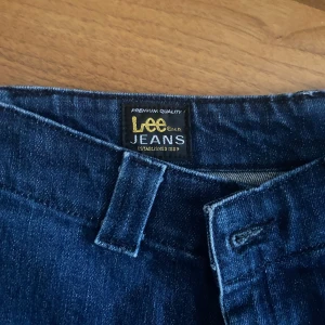 Lee jeans - Mörkblåa bootcut jeans från lee 🫶står ingen storlek men passar xs/s