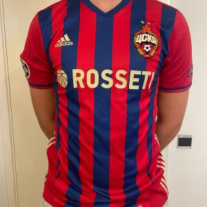 Matchburen CSKA Moskva tröja nummer 3 Wernbloom - Säljer en äkta matchburen CSKA Moskva fotbollströja från Adidas med Wernbloom nummer 3 på ryggen. Buren vid en Champions League match säsongen 2016/17 av spelaren själv. För referens är jag 195 och har storlek L. Pris kan diskuteras