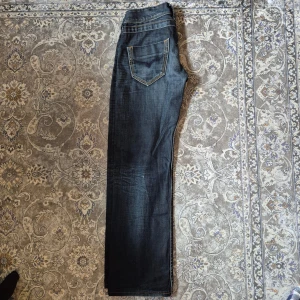Jeans - Snygga mörkblå jeans med snygga ficka💞 35 cm rakt över midjan