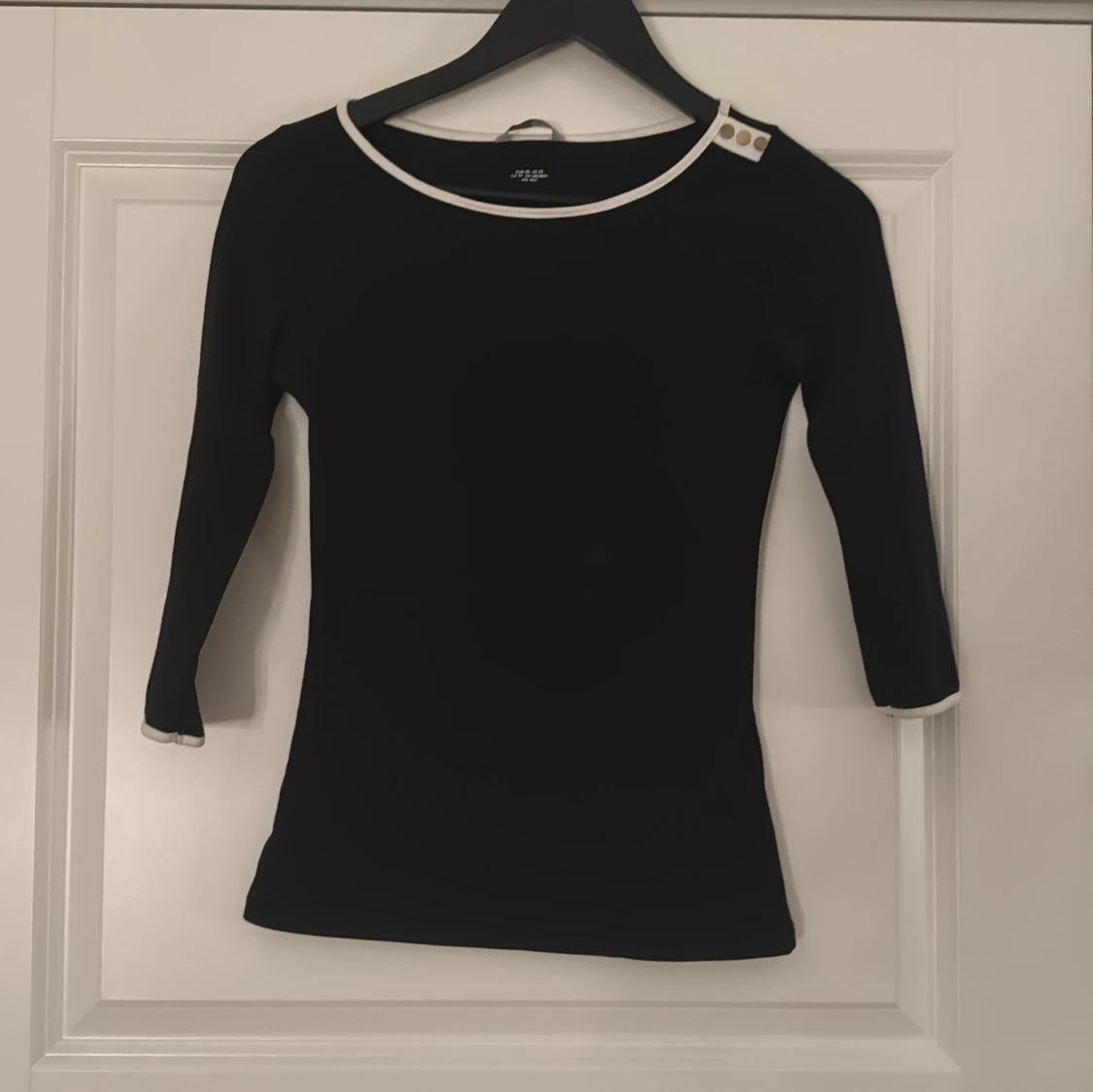 Svart topp med guld  knappar