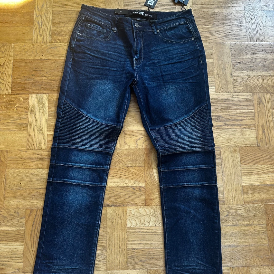 Mörkblå bikerjeans från Xray Jeans