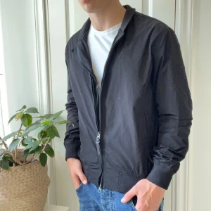 Woolrich jacka - Svart woolrich jacka. Inga defekter, har en logga på jackan. Storlek M och modellen är 180,75 kg. Kom med frågor 🫶