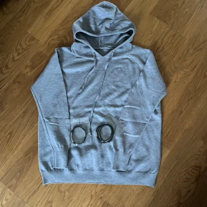 Merinoull tröja - Tjena! Säljer nu denna feta merinoull tröja då den tyvärr inte passade mig. Sitter ungefär som en xxs! Den är liten i storleken! Jag slänger även med ett fett läder armband om det ej prutas för mycket! Byten kan vara av intresse!