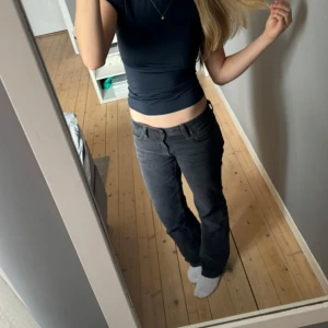 Svarta Superlow Bootcut jeans 26 - Säljer ett par svarta jeans i modellen Superlow Boot med en någorlunda straight fit. Jeansen har låg midja och klassisk femficksdesign. Super sköna och snygga!