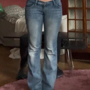 Miss Sixty bootcut jeans  - Snygga bootcut jeans från Miss Sixty i ljusblå tvätt🩷💙dom är jätte lågmidjade och passar till allt!! Detta är min mammas gamla jeans från 90-talet och går därför inte att få tag på längre🥰🩷 på lappen där inne står det att det är storlek xl, men passar mig som brukar ha M🩷 dom är lite slitna längst ner vid hälen men inget som läggs märke till!! Skriv om ni vill ha bättre bilder och om ni har andra frågor🥰🩷🙏 öppen för prisförslag🙏
