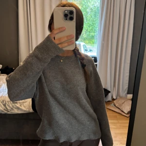 Grå stickad tröja - Mysig grå stickad tröja från Zara med rund hals och långa ärmar. Perfekt för kyliga dagar och enkel att matcha med olika outfits!🫶🏽Storlek M men sitter mer som XS-S. Inga defekter förutom att den är nopprig. 