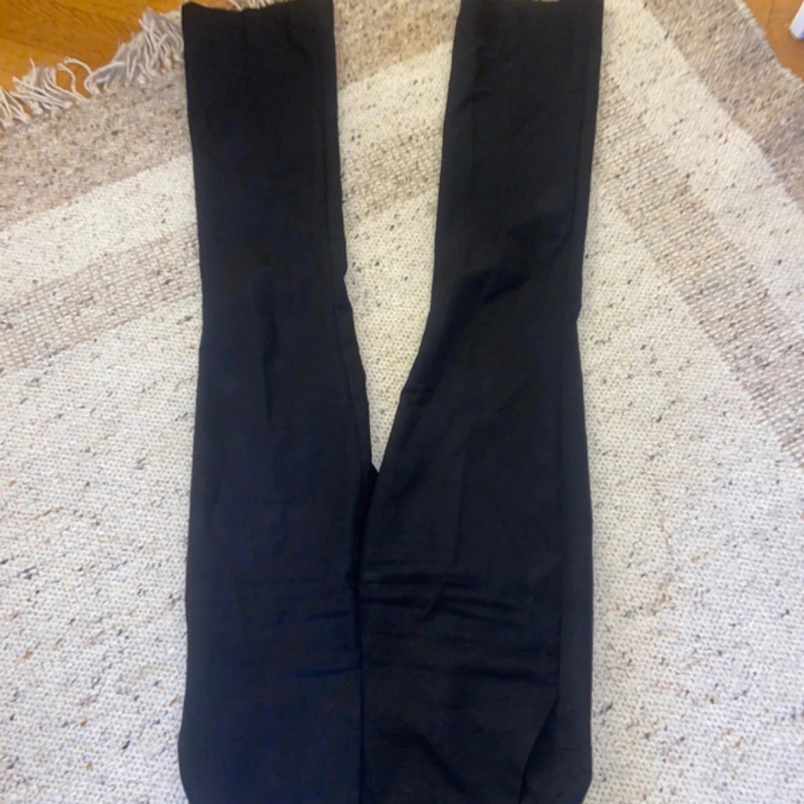 Svarta bootcut byxor från Bik Bok - 1