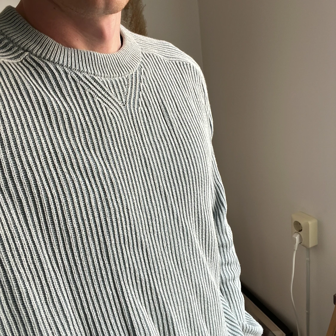 Ljusgrå ribbad stickad tröja - 1