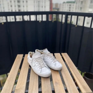 Vita sneakers från philipe model - Säljer ett par stilrena vita sneakers från philipe model med klassisk design. Skorna har rund tå, snörning och är tillverkade i skinn med vit sula och diskreta detaljer. Perfekta för dig som gillar minimalistisk och clean stil. ‼️Tar inte emot returer‼️alla defekter ser du också i bilden och sulan är det som är sämst skick med dom går att använda och är fortfarande billiga