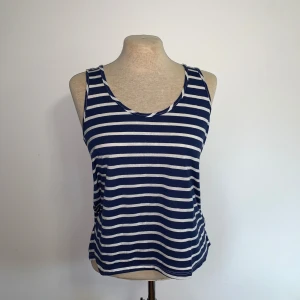 3-pack linnen, två med cool ryggdetalj - Säljer tre linnen – ett marinblått o vitt randigt med flätad ryg, en grå mönstrad och ett vitt med öppen rygg och knutdetalj. Den gråa och blå är storleken S medan den vita saknar lapp. Den blå är märket Lagci, den vita H&M och den gråa Amisu