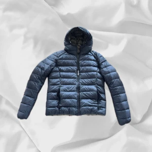 JOTT dunjacka  - Snygg jacka från JOTT i svårt och grön – enkel att matcha och skön att bära. Ett stilrent val, noggrant utvalt med omsorg av AM Clothing.  📩 Frågor? Hör gärna av dig! 📲 Följ oss här på Plik för fler uppdateringar. ♻️ Tack för att du handlar mer hållbart med AM Clothing!