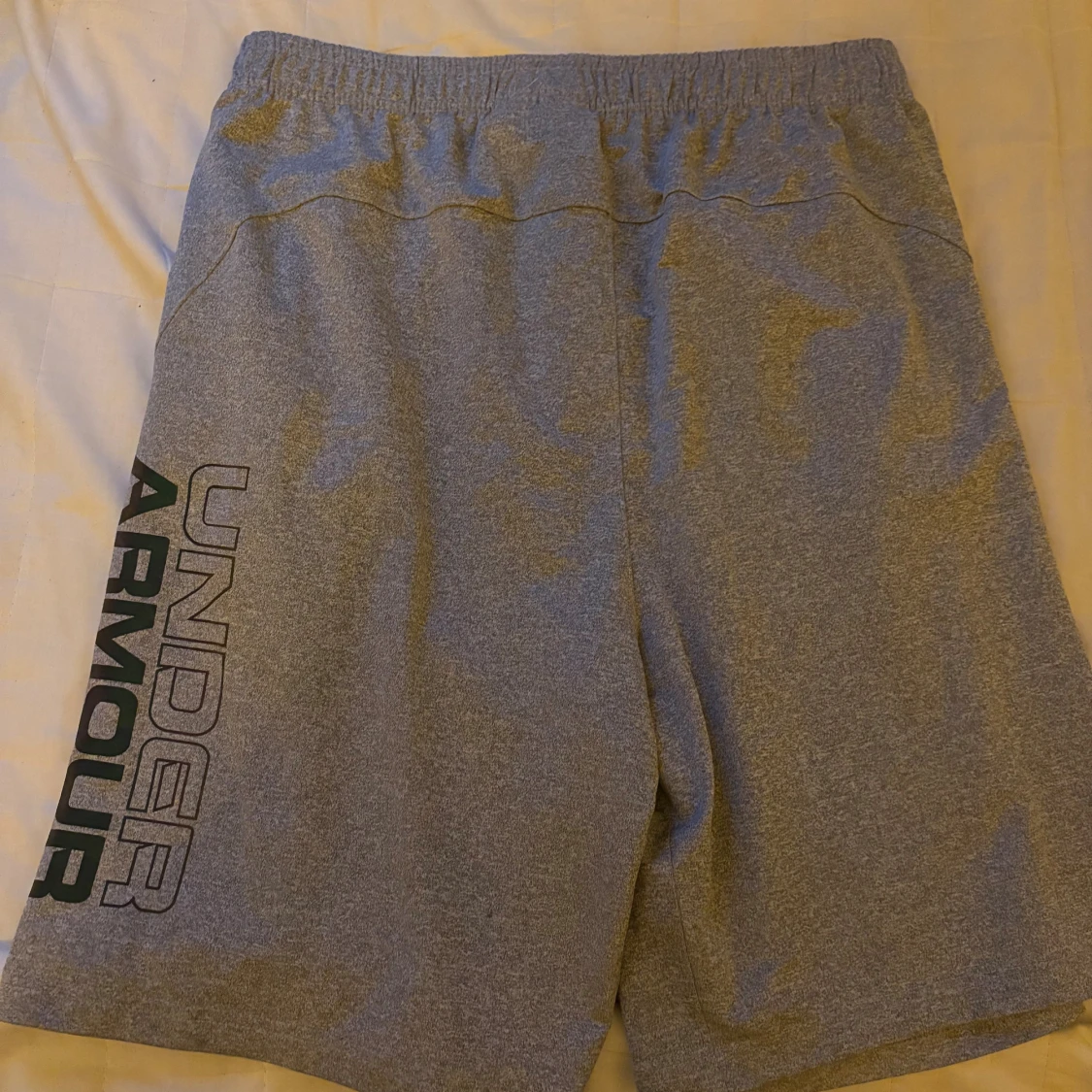 Grå träningsshorts från Under Armour - 1